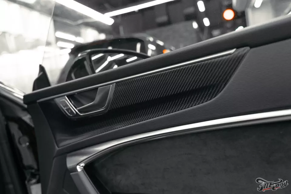 Классический карбон под матовым лаком в салоне Audi A7 и комплекс детейлинг-услуг